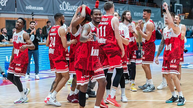 Können die Spieler der Würzburger Baskets am Sonntag so ausgelassen mit den Fans feiern, wie hier nach dem letzten Heimsieg gegen Bayern München? Zumindest die Fans wären zurück in der Halle.