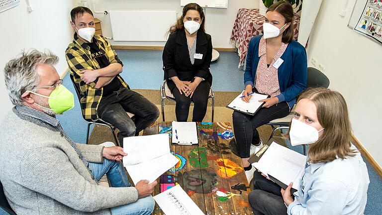 Teambesprechung: (von links)&nbsp;Dr. Joost Butenop, Arzt und Referent für Asylgesundheit für die Regierung Unterfranken, die beiden Berater&nbsp;Salah Ali Hamada und&nbsp;Mahtab Bazrafkan&nbsp;sowie die Psychologinnen Laura Schrappe und Hannah Zanker.