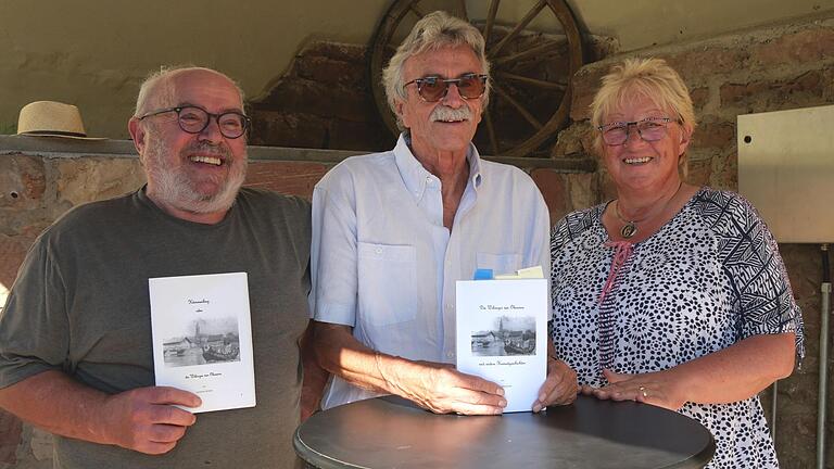 Leonhard Schäfer stellte, flankiert von Rudolf Dill (links) und Bürgermeisterin Lioba Zieres, sein neues Buch 'Die Wikinger von Obersinn und andere Heimatgeschichten' vor. Leonhard Schäfer stellte, flankiert von Rudolf Dill (links) und Bürgermeisterin Lioba Zieres, sein neues Buch 'Die Wikinger von Obersinn und andere Heimatgeschichten' vor.