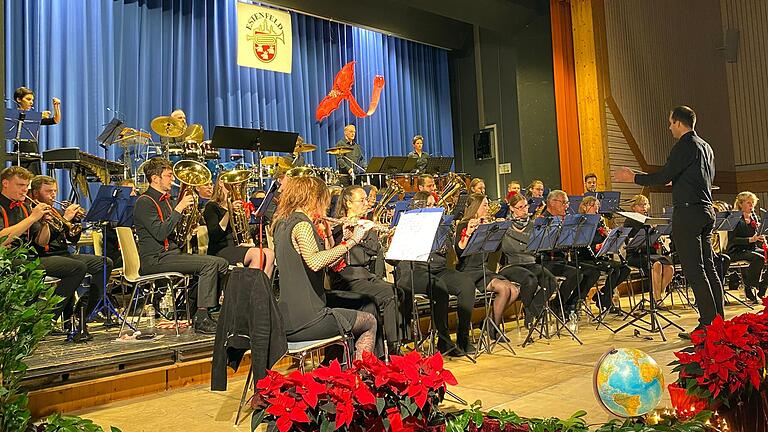 Der Globus gehörte nicht nur zur Deko - er stand für das musikalische Programm beim Herbstkonzert des Sinfonischen Blasorchesters des Musikvereins Estenfeld. Der Globus gehörte nicht nur zur Deko - er stand für das musikalische Programm beim Herbstkonzert des Sinfonischen Blasorchesters des Musikvereins Estenfeld.