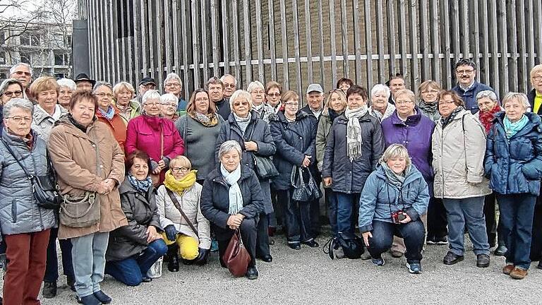 Frauenunion besuchte das vorweihnachtliche Berlin       -  (mia)   Anlässlich ihres 25. Jubiläums lud die Frauenunion Eußenheim-Bachgrund mit ihrer Vorsitzenden Sabine Adelmann zu einer Fahrt ins vorweihnachtliche Berlin ein, heißt es in einer Pressemitteilung. Unter der fachkundigen Reiseleitung der stellvertretenden Vorsitzenden Marianne Romczinski wurde die Stadt per Bus und zu Fuß erkundet. Beim abendlichen Spaziergang durch Berlin Mitte begrüßte die unterfränkische Bezirksvorsitzende der Frauenunion, Dr. Anja Weisgerber, MdB, die Gruppe am Brandenburger Tor. Bei einer Stadtrundfahrt wurden vor allem auch Erinnerungsstätten an die Teilung der Stadt besucht, wie die Gedenkstätte Berliner Mauer. Das Foto zeigt die Gruppe vor der neuen Kapelle der Versöhnung, die auf dem ehemaligen Todesstreifen an der Bernauer Straße steht. Sie wurde als Ersatz für die 1985 gesprengte Versöhnungskirche gebaut, die dort seit dem Bau der Mauer verwaist stand. Nach einer Besichtigung des Plenarsaals und der Kuppel des Reichstagsgebäudes stand der CSU-Bundestagsabgeordnete Alexander Hoffmann zu einer Diskussionsrunde zu Verfügung. Abends luden die stimmungsvollen Weihnachtsmärkte und das quirlige Nachtleben zum Besuch ein. Die Rückfahrt führte über Potsdam, wo zum Abschluss das Neue Palais besichtigt wurde.