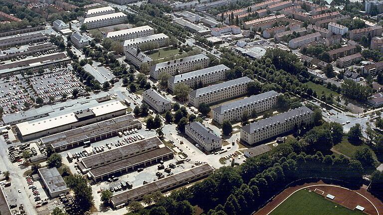 Blick auf die alte Ledward Kaserne vor dem Abzug der US-Armee 2014. Die enorme Flächenversiegelung ist auf den ersten Blick zu sehen. Blick auf die alte Ledward Kaserne vor dem Abzug der US-Armee 2014. Die enorme Flächenversiegelung ist auf den ersten Blick zu sehen.