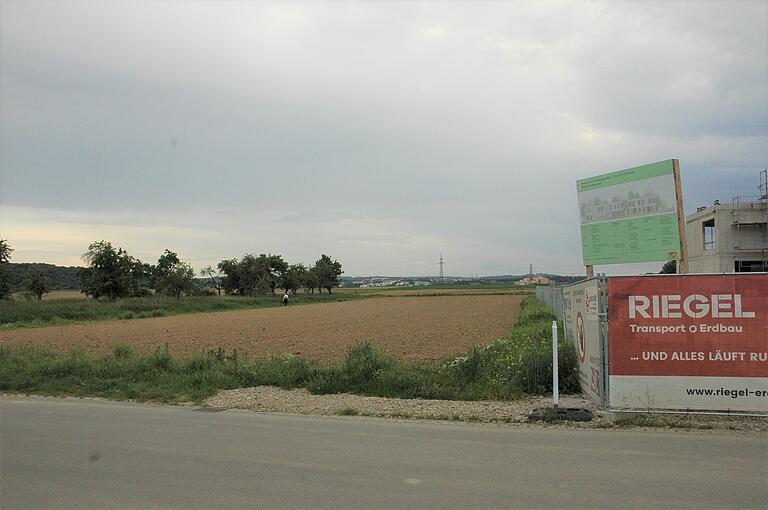 Blick übers Baugebiet Richtung Würzburg, rechts die Baustelle des neuen Kindergartens Blick übers Baugebiet Richtung Würzburg, rechts die Baustelle des neuen Kindergartens