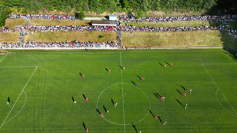 Relegation FC Fuchsstadt - Blick von oben auf das Relegationsspiel des FC Fuchsstadt gegen die SpVgg Bayern Hof Relegation FC Fuchsstadt - Blick von oben auf das Relegationsspiel des FC Fuchsstadt gegen die SpVgg Bayern Hof