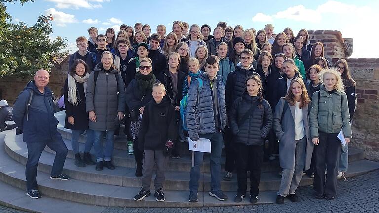 Die deutsch-tschechische Austauschgruppe unterhalb der Prager Burg.