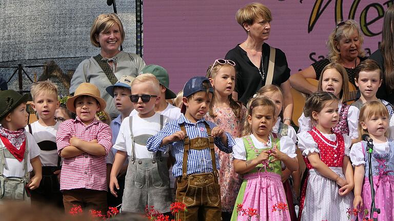 Die Mädchen und Jungen der beiden Sander Kindergärten sangen zur Eröffnung ihr Weinfestlied. Die Mädchen und Jungen der beiden Sander Kindergärten sangen zur Eröffnung ihr Weinfestlied.