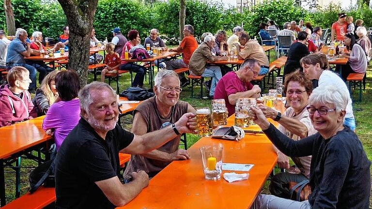 Draußen hinter der Wallfahrtskirche: Am Wochenende hat das Eventcenter Hubertushof einen Biergarten in Fährbrück eröffnet. Draußen hinter der Wallfahrtskirche: Am Wochenende hat das Eventcenter Hubertushof einen Biergarten in Fährbrück eröffnet.