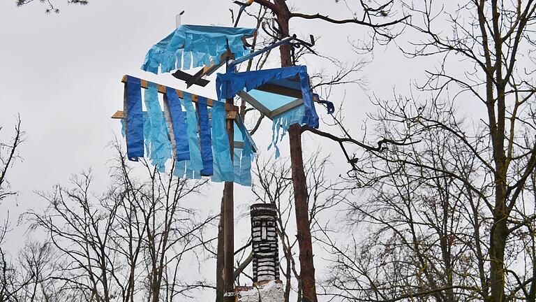 Der Regenmacher am Skulpturenpark soll an Afrika erinnern. Etwas, das man an den Gesichtszügen und der Bemalung deutlich erkennen kann.