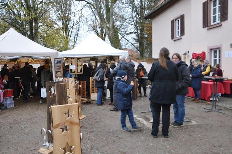 Kunsthandwerker boten ihre Waren beim Adventsbasar feil. Kunsthandwerker boten ihre Waren beim Adventsbasar feil.