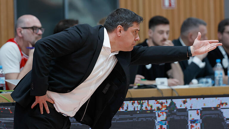 Trainer Sasa Filipovski (Würzburg Baskets) hofft auf einen Sieg seiner Mannschaft bei den Fraport Skyliners. Trainer Sasa Filipovski (Würzburg Baskets) hofft auf einen Sieg seiner Mannschaft bei den Fraport Skyliners.