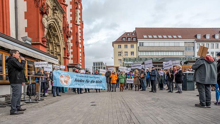 Rund 110 Menschen nahmen am Friedensmarsch durch die Würzburger Innenstadt teil.