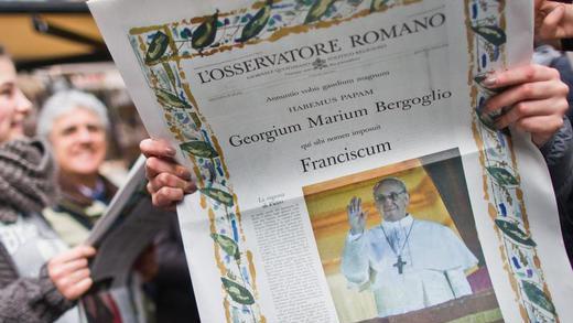 'L'Osservatore Romano'       -  Eine junge Frau liest am Vatikan in der Vatikan-Zeitung 'L'Osservatore Romano' die in einer Sonderausgabe über den neu gewählten Papst Franziskus berichtet. Foto: Michael Kappeler