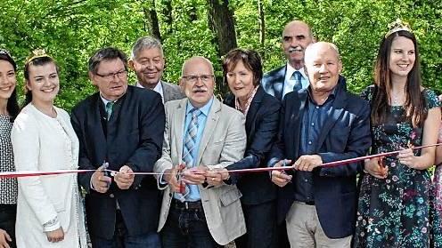 Die Ehrengäste zerschneiden das rot-weiße Band zum neuen „Weinweg der Erkenntnis“: Mit dabei waren, assisstiert von Weinprinzessinnen der Region, Beate Glotzmann (links, die Leiterin der Touristinformation Gerolzhofen), Staatssekretär Gerhard Eck (Fünfter von links), Landtagsabgeordneter Otto Hünnerkopf, Bürgermeister Manfred Schötz, Christine Bender (stellvertretende Landrätin Landkreis Schweinfurt), Arthur Steinmann (Präsident des Fränkischen Weinbauverbands), Hermann Kolesch (Präsident der Bayerischen Landesanstalt für Weinbau und Gartenbau Veitshöchheim) und die Fränkische Weinkönigin Christina Schneider. Die Ehrengäste zerschneiden das rot-weiße Band zum neuen „Weinweg der Erkenntnis“: Mit dabei waren, assisstiert von Weinprinzessinnen der Region, Beate Glotzmann (links, die Leiterin der Touristinformation Gerolzhofen), Staatssekretär Gerhard Eck (Fünfter von links), Landtagsabgeordneter Otto Hünnerkopf, Bürgermeister Manfred Schötz, Christine Bender (stellvertretende Landrätin Landkreis Schweinfurt), Arthur Steinmann (Präsident des Fränkischen Weinbauverbands), Hermann Kolesch (Präsident der Bayerischen Landesanstalt für Weinbau und Gartenbau Veitshöchheim) und die Fränkische Weinkönigin Christina Schneider.