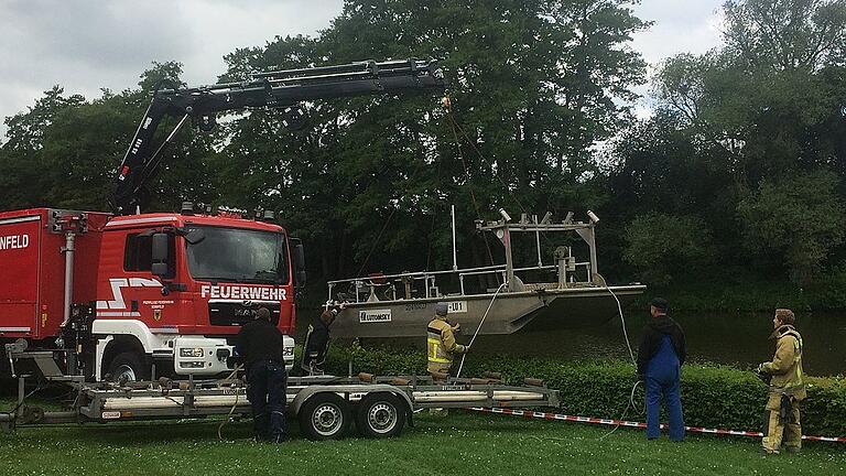 Freitagmittag: Die Sennfeld Feuerwehr hebt gerade das Messboot der norddeutschen Spezialfirma für Kampfmittelbeseitigung, Boden- und Gewässersanierung ins Wasser. Freitagmittag: Die Sennfeld Feuerwehr hebt gerade das Messboot der norddeutschen Spezialfirma für Kampfmittelbeseitigung, Boden- und Gewässersanierung ins Wasser.