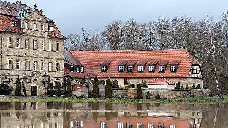 Ermittlungen in Seniorenresidenz Schloss Gleusdorf - Das Archivbild von Januar 2012 zeigt die Seniorenresidenz Schloss Gleusdorf, der nach einer Betriebsuntersagung des Landratsamtes Haßberge die Schließung zum Ende Januar 2019 droht. Die Einrichtung möchte sich juristisch dagegen wehren. Ermittlungen in Seniorenresidenz Schloss Gleusdorf - Das Archivbild von Januar 2012 zeigt die Seniorenresidenz Schloss Gleusdorf, der nach einer Betriebsuntersagung des Landratsamtes Haßberge die Schließung zum Ende Januar 2019 droht. Die Einrichtung möchte sich juristisch dagegen wehren.