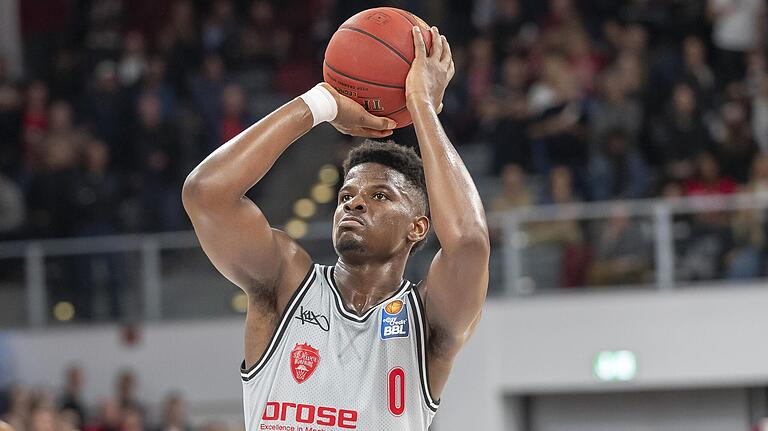 Junior Etou behielt an der Freiwurflinie die Nerven und sorgte für den 72:69-Endstand. Junior Etou behielt an der Freiwurflinie die Nerven und sorgte für den 72:69-Endstand.