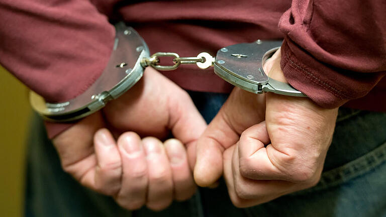 Der offenbar psychisch kranke Mann ließ sich widerstandslos festnehmen und wurde in Handschellen abgeführt.