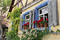 Die ländliche Bevölkerung liebte es bisweilen bunt: hier die auffallenden blauen Fensterrahmungen am Häckerhaus aus Ergersheim.
