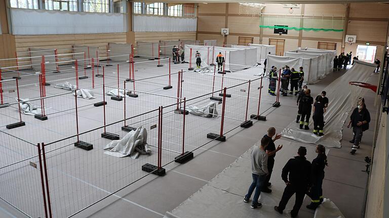 Technisches Hilfswerk, Rotes Kreuz und Feuerwehr bereiten Ende März 2022 die Spessarttorhalle in Lohr als Notunterkunft für Flüchtlinge vor. Technisches Hilfswerk, Rotes Kreuz und Feuerwehr bereiten Ende März 2022 die Spessarttorhalle in Lohr als Notunterkunft für Flüchtlinge vor.