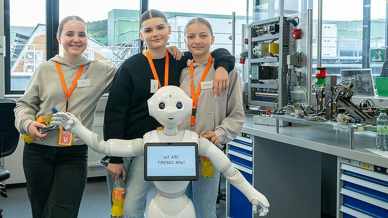 Die Teilnehmerinnen Jule, Celine und Cecilia hatten beim Girls'Day bei P&G auch mit dem Roboterkollegen Pepper ihren Spaß. Die Teilnehmerinnen Jule, Celine und Cecilia hatten beim Girls'Day bei P&G auch mit dem Roboterkollegen Pepper ihren Spaß.