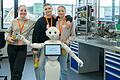 Die Teilnehmerinnen Jule, Celine und Cecilia hatten beim Girls'Day bei P&amp;G auch mit dem Roboterkollegen Pepper ihren Spaß.