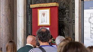 Die folgenden Fotos zeigen die Lieblingskirche des verstorbenen Papstes, Santa Maria Maggiore. Sie sind kurz nach Bekanntwerden seines Todes aufgenommen worden. Gläubige tragen sich am Traueraltar in ein Kondolenzbuch ein.