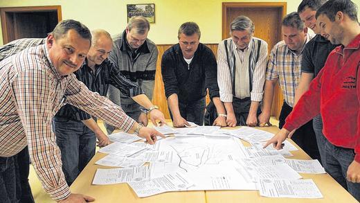 Gegen den Windpark Eichholz: Die Vertreter der Löhriether Vereine und Organisationen lehnen die Planung gemeinsam mit dem Stadtteilsprecher Roland Krisam (links) ab. Gegen den Windpark Eichholz: Die Vertreter der Löhriether Vereine und Organisationen lehnen die Planung gemeinsam mit dem Stadtteilsprecher Roland Krisam (links) ab.