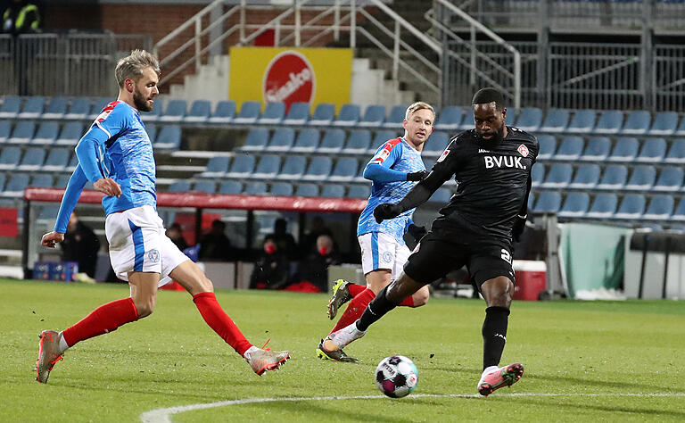 Ridge Munsy, der sich hier gegen&nbsp;Stefan Thesker (links) und Jannik Dehm durchsetzt, hatte die große Chance zur Kickers-Führung liegen gelassen.