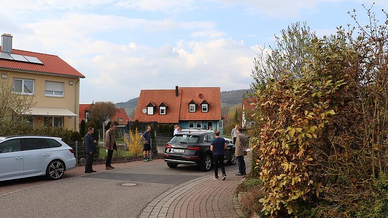 Ortstermin im Baugebiet: Der Iphöfer Bauausschuss machte sich mit der Verkehrssituation in der Straße Am Henkelsee vertraut. Ortstermin im Baugebiet: Der Iphöfer Bauausschuss machte sich mit der Verkehrssituation in der Straße Am Henkelsee vertraut.