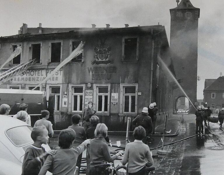 Bevor das Hotel Post abgerissen wurde, durfte es die Haßfurter Feuerwehr für eine Übung nutzen. Heute steht hier der Kupsch-Markt. Bevor das Hotel Post abgerissen wurde, durfte es die Haßfurter Feuerwehr für eine Übung nutzen. Heute steht hier der Kupsch-Markt.