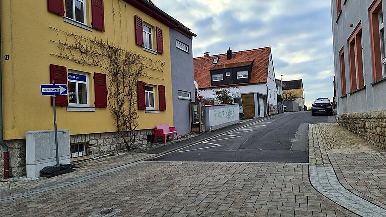 Aus einer Testphase wird ein Dauerzustand: Der Waldbüttelbrunner Gemeinderat stuft die Sicherheit des Schulweges in der Schulstraße höher ein als die Wünsche der Anlieger.