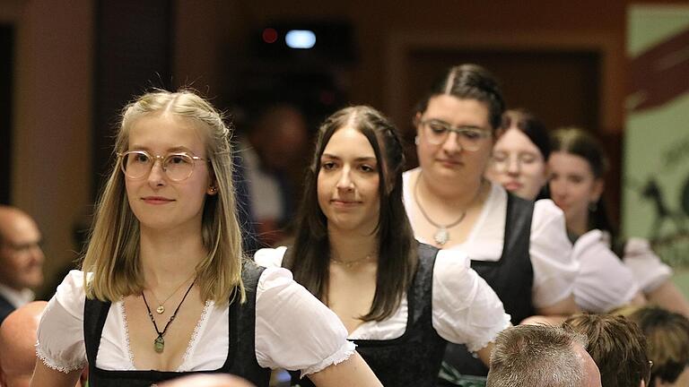 Tradition und Moderne schließen sich in Wildflecken nicht aus. Das beweisen die Jugendlichen der Kirmestanzgruppe mit ihren neuen Trachten.       -  Tradition und Moderne schließen sich in Wildflecken nicht aus. Das beweisen die Jugendlichen der Kirmestanzgruppe mit ihren neuen Trachten.
