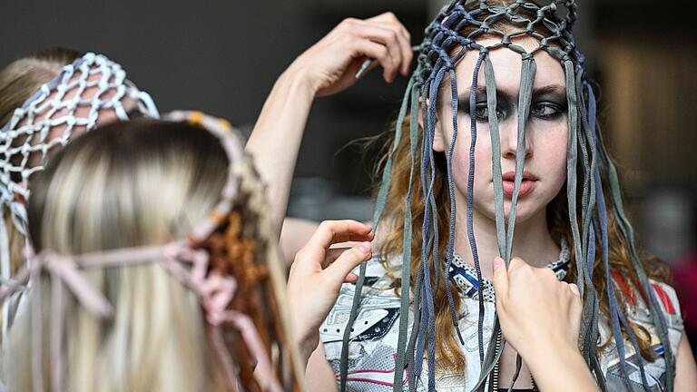 Berlin Fashion Week - Label PLNGNS       -  Der ukrainische Designer Mitya Hontarenko zeigt mit seiner Streetwear-Marke PLNGNS recycelte Kleidung - unter anderem Westen oder Tops aus Mustern alter Turnschuhe.
