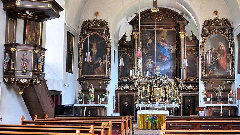 Zum Jubiläum die Klosterkirche entdecken - Ganz bescheiden versteckt sie sich zwischen dem Altenheim Haus Franziskus und der verkehrsreichen B 13 – die Klosterkirche der Kapuziner in Ochsenfurt. Dabei birgt sie Kunstschätze, die zu sehen sich lohnt. Der Arbeitskreis Geschichte der Stadt Ochsenfurt nimmt das 350-jährige Bestehen des Gotteshauses zum Anlass für eine ausführliche Vorstellung. Das Programm reicht von Musik über Vorträge bis hin zum Festgottesdienst. Herbert Neeser, Ruhestandspfarrer und gebürtiger Gaukönigshöfer, kennt sich aus in der Klosterkirche, von der viele nicht mehr wissen, als dass sie eine bemerkenswerte Weihnachtskrippe beherbergte. Schon 2016 hatte sich Neeser anlässlich des Tags des offenen Denkmals mit dem Bauwerk beschäftigt. Wenn er die fast schäbig wirkende Seitentür der Kirche mit einem altertümlichen Schlüsselungetüm öffnet, tut sich dahinter ein Gotteshaus mit erstaunlich prachtvollem Hochaltar auf. Das Bild darin hat der Würzburger Hofmaler Oswald Onghers gemalt, erklärt Pfarrer Neeser. Und seitlich davon in der Antoniuskapelle durfte sich sein Zeitgenosse und schärfster Konkurrent verewigen – Johann Baptist de Ruel, Niederländer wie Onghers und ein mindestens ebenso guter Maler. Vom andauernden Wettstreit der beiden erzählt eine alte Geschichte: Onghers soll, als er das Gemälde de Ruels für die Klosterkirche erblickte, dessen künstlerische Überlegenheit neidlos anerkannt haben. Wer die sechs Passionsbilder im Kirchenschiff geschaffen hat, ist nur zum Teil bekannt. An diesen Bildern ist für Herbert Neeser ohnehin etwas ganz Anderes wichtig: die Wappen nebst Namen der Ochsenfurter Bürger, die diese Bilder gestiftet hatten. Sie alle stammen noch aus der Anfangszeit der Kirche, die am 16. Oktober 1667 geweiht wurde. Die Ansiedelung der Kapuziner in Ochsenfurt war Folge der fürchterlichen Pestjahre während des 30-jährigen Krieges in den 1660er Jahren, erklärt Toni Gernert vom Arbeitskreis Geschichte. Damals hatten die frommen Brüder der gebeutelten Bevölkerung in und um Ochsenfurt beigestanden, als andere Seelsorger längst geflohen oder selbst der Seuche zum Opfer gefallen waren. Als die Kapuziner dann in der Stadt ein Kloster errichten wollten, stand das Domkapitel ihrem Anliegen wohlwollend gegenüber. Das nur mit Spenden errichtete Bauwerk kann nicht verhehlen, dass es von Kapuzinern geplant wurde: ein einfaches Langhaus, ein durch eine Altarwand geteilter Chor, hinter dem sich das Oratorium für die Brüder verbirgt, und ein kleines Glockentürmchen. Der Zugang zu einer Krypta mit 48 Gräbern ist heute unter einem grünen Teppich verborgen. Die Kanzel, erklärt Pfarrer Neeser, sei erst 1670 dazu gekommen, und noch viel später eine Orgel. Die Säkularisation läutete auch in Ochsenfurt das Ende des Klosters ein. 1825 forderte der bayerische König die frommen Brüder auf, sich anderswo eine neue Bleibe zu suchen. Vier Jahre später verließ der letzte Kapuziner Ochsenfurt. Die Stadt kaufte das Kloster und richtete dort ein Pfründnerspital ein. Später wurde der Klosterbau abgerissen und das Altenheim Haus Franziskus errichtet, das mittlerweile auch schon wieder einem Neubau gewichen ist. Die Klosterkirche hat all das überdauert. Zwar wurde sie ihres Kreuzgangs beraubt, und das Oratorium diente bis vor Kurzem als Lagerraum. Doch Pfarrer Neeser ist überzeugt davon, dass der Innenraum schon durch frisch getünchte Wände stark gewinnen würde. Aber auch ohne eine solche Kur ist die Klosterkirche sehenswert, finden Herbert Neeser und Toni Gernert. Vor allem, wenn, wie geplant, das Oratorium wieder zu sehen sein wird. Anlässlich des Jubiläums wird es übrigens 1000 Flaschen „Kirchweihbier“ geben. Die Kauzen-Bräu, hervorgegangen aus der Klosterbrauerei, wird ihr Bier in Flaschen mit eigens gestaltetem Etikett abfüllen. Zum Jubiläum die Klosterkirche entdecken - Ganz bescheiden versteckt sie sich zwischen dem Altenheim Haus Franziskus und der verkehrsreichen B 13 – die Klosterkirche der Kapuziner in Ochsenfurt. Dabei birgt sie Kunstschätze, die zu sehen sich lohnt. Der Arbeitskreis Geschichte der Stadt Ochsenfurt nimmt das 350-jährige Bestehen des Gotteshauses zum Anlass für eine ausführliche Vorstellung. Das Programm reicht von Musik über Vorträge bis hin zum Festgottesdienst. Herbert Neeser, Ruhestandspfarrer und gebürtiger Gaukönigshöfer, kennt sich aus in der Klosterkirche, von der viele nicht mehr wissen, als dass sie eine bemerkenswerte Weihnachtskrippe beherbergte. Schon 2016 hatte sich Neeser anlässlich des Tags des offenen Denkmals mit dem Bauwerk beschäftigt. Wenn er die fast schäbig wirkende Seitentür der Kirche mit einem altertümlichen Schlüsselungetüm öffnet, tut sich dahinter ein Gotteshaus mit erstaunlich prachtvollem Hochaltar auf. Das Bild darin hat der Würzburger Hofmaler Oswald Onghers gemalt, erklärt Pfarrer Neeser. Und seitlich davon in der Antoniuskapelle durfte sich sein Zeitgenosse und schärfster Konkurrent verewigen – Johann Baptist de Ruel, Niederländer wie Onghers und ein mindestens ebenso guter Maler. Vom andauernden Wettstreit der beiden erzählt eine alte Geschichte: Onghers soll, als er das Gemälde de Ruels für die Klosterkirche erblickte, dessen künstlerische Überlegenheit neidlos anerkannt haben. Wer die sechs Passionsbilder im Kirchenschiff geschaffen hat, ist nur zum Teil bekannt. An diesen Bildern ist für Herbert Neeser ohnehin etwas ganz Anderes wichtig: die Wappen nebst Namen der Ochsenfurter Bürger, die diese Bilder gestiftet hatten. Sie alle stammen noch aus der Anfangszeit der Kirche, die am 16. Oktober 1667 geweiht wurde. Die Ansiedelung der Kapuziner in Ochsenfurt war Folge der fürchterlichen Pestjahre während des 30-jährigen Krieges in den 1660er Jahren, erklärt Toni Gernert vom Arbeitskreis Geschichte. Damals hatten die frommen Brüder der gebeutelten Bevölkerung in und um Ochsenfurt beigestanden, als andere Seelsorger längst geflohen oder selbst der Seuche zum Opfer gefallen waren. Als die Kapuziner dann in der Stadt ein Kloster errichten wollten, stand das Domkapitel ihrem Anliegen wohlwollend gegenüber. Das nur mit Spenden errichtete Bauwerk kann nicht verhehlen, dass es von Kapuzinern geplant wurde: ein einfaches Langhaus, ein durch eine Altarwand geteilter Chor, hinter dem sich das Oratorium für die Brüder verbirgt, und ein kleines Glockentürmchen. Der Zugang zu einer Krypta mit 48 Gräbern ist heute unter einem grünen Teppich verborgen. Die Kanzel, erklärt Pfarrer Neeser, sei erst 1670 dazu gekommen, und noch viel später eine Orgel. Die Säkularisation läutete auch in Ochsenfurt das Ende des Klosters ein. 1825 forderte der bayerische König die frommen Brüder auf, sich anderswo eine neue Bleibe zu suchen. Vier Jahre später verließ der letzte Kapuziner Ochsenfurt. Die Stadt kaufte das Kloster und richtete dort ein Pfründnerspital ein. Später wurde der Klosterbau abgerissen und das Altenheim Haus Franziskus errichtet, das mittlerweile auch schon wieder einem Neubau gewichen ist. Die Klosterkirche hat all das überdauert. Zwar wurde sie ihres Kreuzgangs beraubt, und das Oratorium diente bis vor Kurzem als Lagerraum. Doch Pfarrer Neeser ist überzeugt davon, dass der Innenraum schon durch frisch getünchte Wände stark gewinnen würde. Aber auch ohne eine solche Kur ist die Klosterkirche sehenswert, finden Herbert Neeser und Toni Gernert. Vor allem, wenn, wie geplant, das Oratorium wieder zu sehen sein wird. Anlässlich des Jubiläums wird es übrigens 1000 Flaschen „Kirchweihbier“ geben. Die Kauzen-Bräu, hervorgegangen aus der Klosterbrauerei, wird ihr Bier in Flaschen mit eigens gestaltetem Etikett abfüllen.