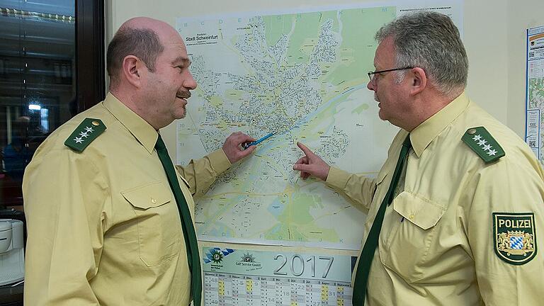 Die beiden für die Sicherheitswacht zuständigen Polizeihauptkommissare Robert Seidenzahl (rechts) und Hartmut Stettner besprechen aufgrund der &bdquo;Lage&ldquo; den Wegeplan der Ehrenamtlichen fürs Wochenende.