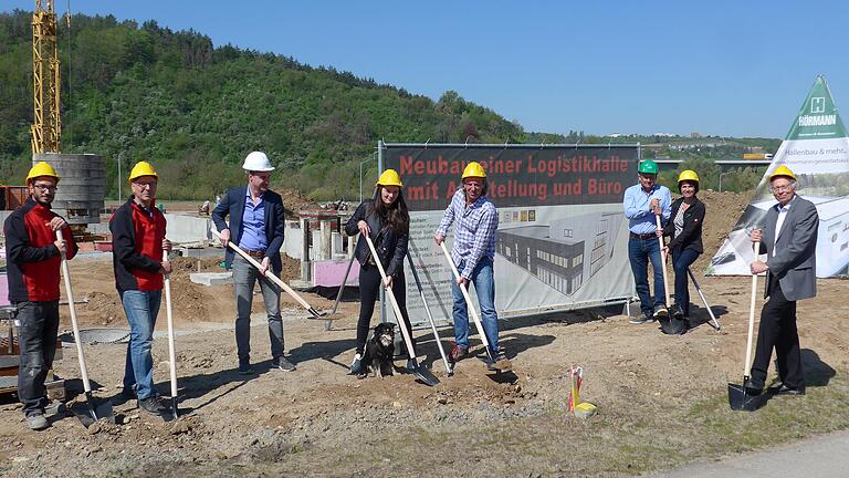 Spatenstich für den ersten Betrieb im neuen Eibelstadter Gewerbegebiet 'Am Thomasboden' mit Bauleiter Ismail Özdogan und Bauunternehmer Mathias Amling, Bürgermeister Markus Schenk, die Bauherren Katharina und Mathias Spath, Olaf und Jeanette Elflein, die Hettstadter Vertretung von Hörmann-Gewerbebau in Buchloe und Architekt Klaus Podack. Spatenstich für den ersten Betrieb im neuen Eibelstadter Gewerbegebiet 'Am Thomasboden' mit Bauleiter Ismail Özdogan und Bauunternehmer Mathias Amling, Bürgermeister Markus Schenk, die Bauherren Katharina und Mathias Spath, Olaf und Jeanette Elflein, die Hettstadter Vertretung von Hörmann-Gewerbebau in Buchloe und Architekt Klaus Podack.