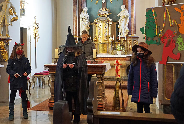 Wortgottesdienstleiterin Hiltrud Altenhöfer und die Kommunionkinder gestalteten am Faschingssonntag einen Gottesdienst zum Thema "Gottes-Familie Kunterbunt". Wortgottesdienstleiterin Hiltrud Altenhöfer und die Kommunionkinder gestalteten am Faschingssonntag einen Gottesdienst zum Thema "Gottes-Familie Kunterbunt".