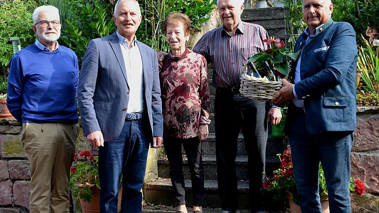 Feierte in Karbach seinen 80. Geburtstag: Hans Herrmann. Es gratulierten von links die Altbürgermeister Kurt Kneipp, und Helmuth Hart, Ehefrau Frieda, der Jubilar Hans Herrmann sowie Bürgermeister Bertram Werrlein. Feierte in Karbach seinen 80. Geburtstag: Hans Herrmann. Es gratulierten von links die Altbürgermeister Kurt Kneipp, und Helmuth Hart, Ehefrau Frieda, der Jubilar Hans Herrmann sowie Bürgermeister Bertram Werrlein.