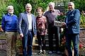 Feierte in Karbach seinen 80. Geburtstag: Hans Herrmann. Es gratulierten von links die Altbürgermeister Kurt Kneipp, und Helmuth Hart, Ehefrau Frieda, der Jubilar Hans Herrmann sowie Bürgermeister Bertram Werrlein.