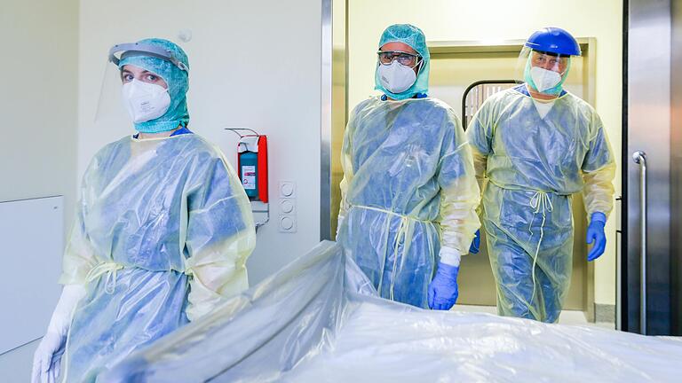 Während die Neuaufnahmen von Corona-Patientinnen und Patienten aktuell hoch ist, kehrt immer mehr Krankenhauspersonal aus der Quarantäne zurück. Während die Neuaufnahmen von Corona-Patientinnen und Patienten aktuell hoch ist, kehrt immer mehr Krankenhauspersonal aus der Quarantäne zurück.
