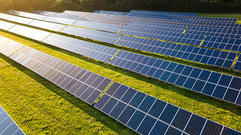 Durch die geplante Photovoltaikanlage am Würzburger Hubland will die Julius-Maximilians-Universität Energiekosten sparen und etwas zur CO2-Reduzierung beitragen. Durch die geplante Photovoltaikanlage am Würzburger Hubland will die Julius-Maximilians-Universität Energiekosten sparen und etwas zur CO2-Reduzierung beitragen.