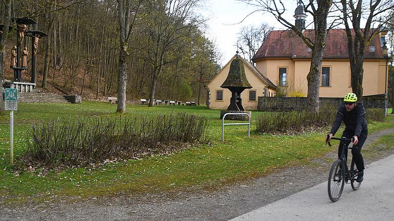 Unter zwei hohe Eisenbahnbrücken hindurch führt der Weg zur Talkirche. Ein romantischer Ort der Stille und Einkehr. Der Wallfahrtsort mit seiner imposanten Kreuzigungsgruppe hat auch für Freunde der Blumenvielfalt viel zu bieten. Unter zwei hohe Eisenbahnbrücken hindurch führt der Weg zur Talkirche. Ein romantischer Ort der Stille und Einkehr. Der Wallfahrtsort mit seiner imposanten Kreuzigungsgruppe hat auch für Freunde der Blumenvielfalt viel zu bieten.