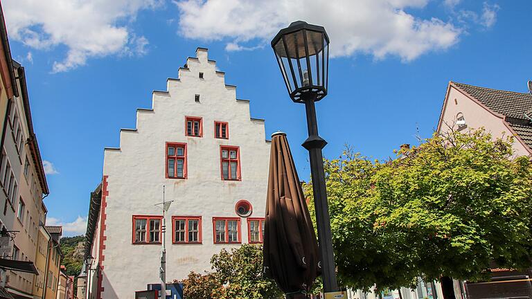 Nach Ablauf des Jahres 2024 soll der Großteil der Straßenbeleuchtung in Karlstadt umgerüstet sein. Nach Ablauf des Jahres 2024 soll der Großteil der Straßenbeleuchtung in Karlstadt umgerüstet sein.
