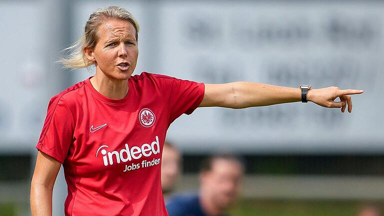 Friederike 'Fritzy' Kromp ist seit 1. Juli Cheftrainerin der U-20-Frauen von Eintracht Frankfurt in der 2. Fußball-Bundesliga. Friederike 'Fritzy' Kromp ist seit 1. Juli Cheftrainerin der U-20-Frauen von Eintracht Frankfurt in der 2. Fußball-Bundesliga.