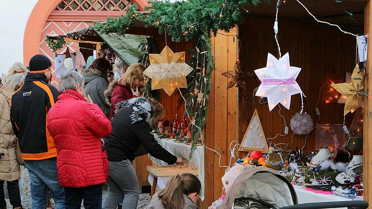 Über 30 Hobbybastler und Vereine bieten auf dem Nikolausmarkt in der Kreisstadt Haßfurt ihr handgefertigten Waren an. Über 30 Hobbybastler und Vereine bieten auf dem Nikolausmarkt in der Kreisstadt Haßfurt ihr handgefertigten Waren an.