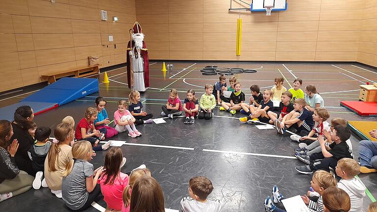 Turnkinder singen dem Nikolaus ein Lied. Turnkinder singen dem Nikolaus ein Lied.