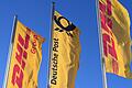 Post-Fahne mit Posthorn       -  Von dem Stellenabbau ist der Brief- und Paketbereich von DHL in Deutschland betroffen. (Archivbild)