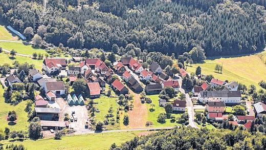 Ganz neue Ansichten aus der Vogelperspektive: Beim Rundflug mit der Flugschule von Peter Gehret ist uns das hübsche Fleckchen in der Rhön aufgefallen. Welcher Ort mag das wohl sein?