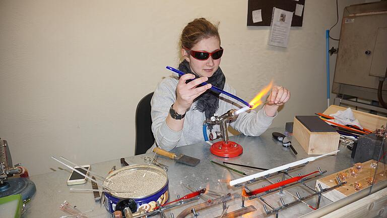 Johanna Barth ist staatliche geprüfte Glasbläserin. Ihre Werkstatt hat sie in Bischofsheim. Johanna Barth ist staatliche geprüfte Glasbläserin. Ihre Werkstatt hat sie in Bischofsheim.