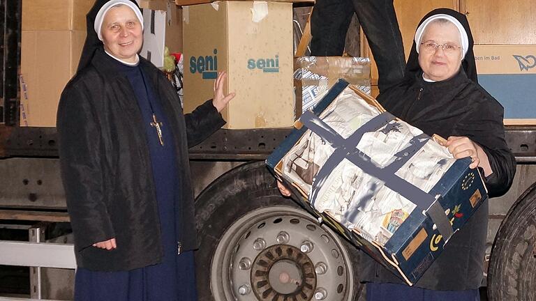 Schwester Alina und Schwester Alma (von links) vom Orden der „Mägde Mariens“ sind den Mitgliedern der Unabhängigen Liste Oberpleichfeld dankbar für die jährlichen Hilfsgütersammlungen für ihre polnische Heimat.